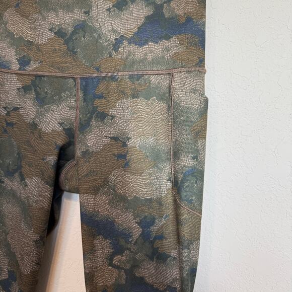 Women's Athleta Olive Green‎ Camo Cropped Leggings Size Medium - Picture 6 of 8